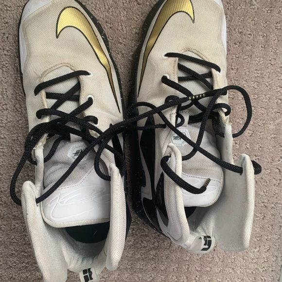 Nike shoes - Picture 4 of 4